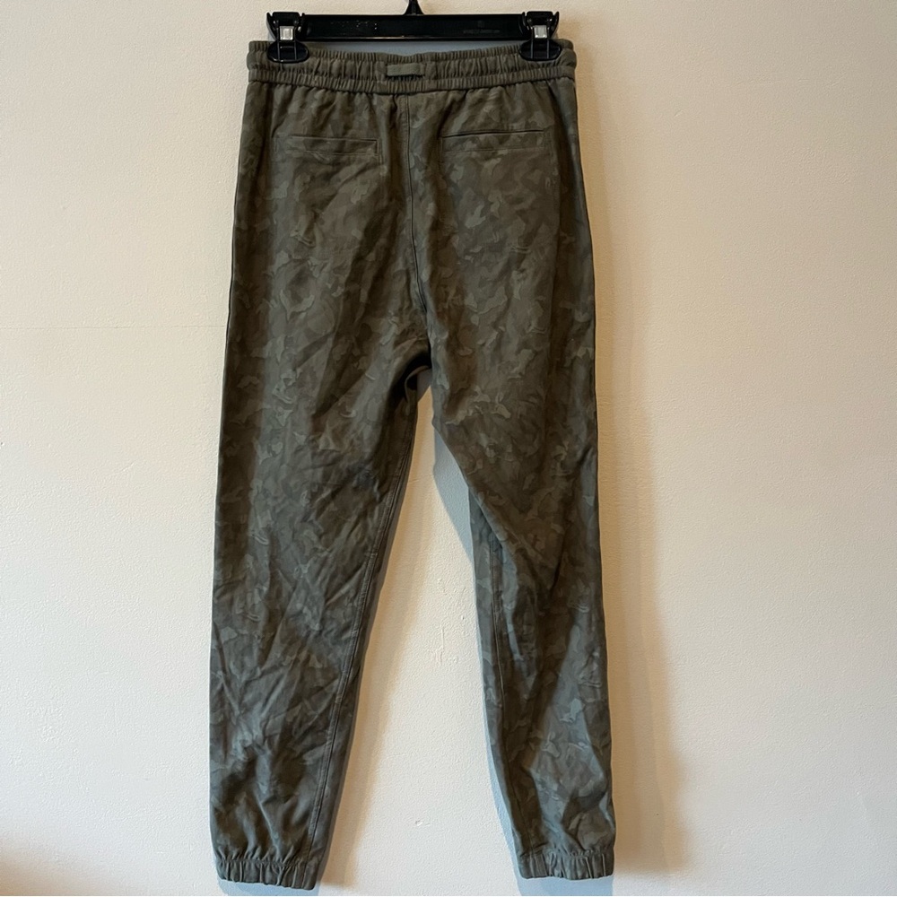 ATHLETA Printed Farallon Jogger Laurel Olive Camo - Picture 3 of 11